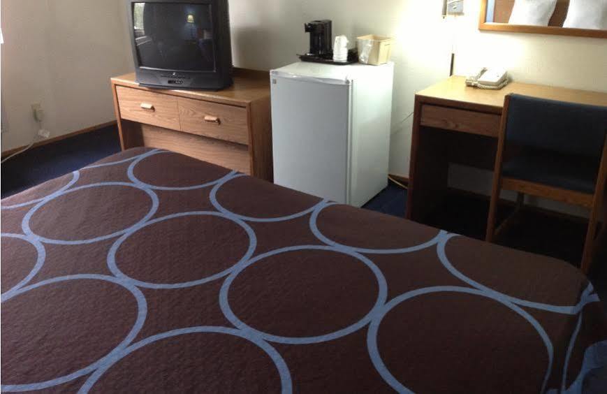 Super 8 by Wyndham Fayetteville Eksteriør billede